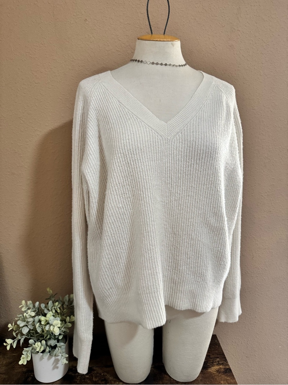 Old Navy Women's V-Neck Sweater โ Off-White Cream